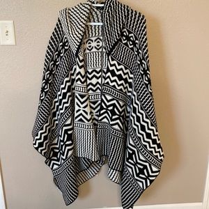 WHBM Woman’s Hooded Ruana. Sz M/L.
